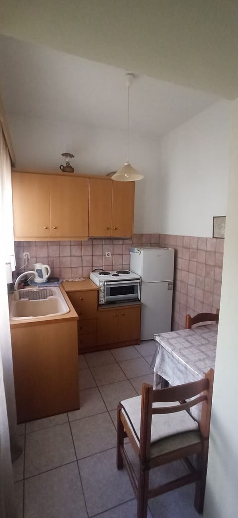 Comfort Triple Room | Private kitchen | Fridge, electric kettle, cookware/dishes/utensils