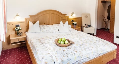 Classic Double Room | Desk, blackout drapes, soundproofing, free WiFi