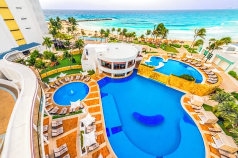 4 outdoor pools, pool umbrellas, sun loungers