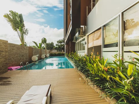 Outdoor pool, pool umbrellas, sun loungers