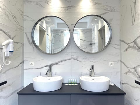 Standard Apartment, 2 Bedrooms | Bathroom | Free toiletries, hair dryer, towels, toilet paper