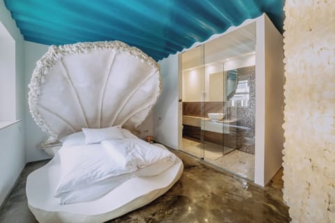 Design Single Room (Andi Schubert & anonymer Maler) | Hypo-allergenic bedding, individually decorated, individually furnished