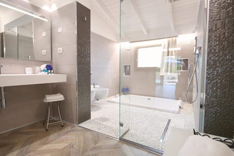 Executive Suite, Hot Tub, Pool View | Bathroom | Free toiletries, hair dryer, bidet, towels