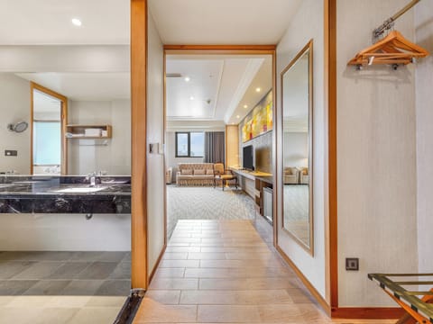 Family Suite | Down comforters, desk, laptop workspace, soundproofing