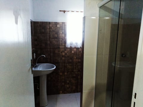 Shower, free toiletries, towels