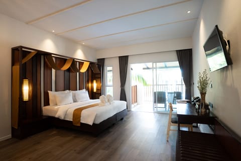 Minibar, in-room safe, desk, laptop workspace