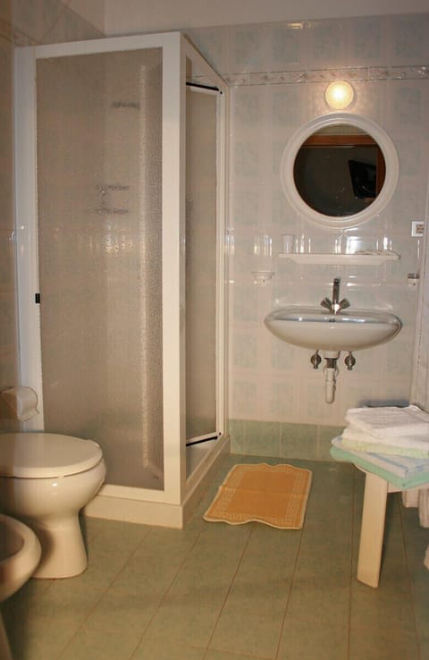 Shower, bidet, towels