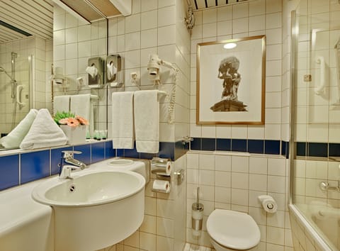 Combined shower/tub, free toiletries, hair dryer, towels