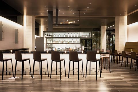 2 bars/lounges, cocktail bar