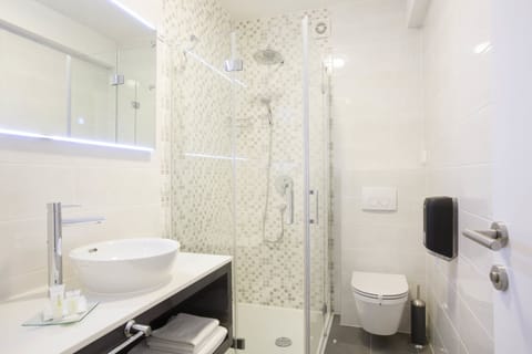 Deluxe Double or Twin Room | Bathroom | Shower, free toiletries, hair dryer, slippers