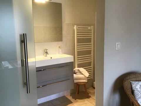 Duplex | Bathroom | Shower, free toiletries, hair dryer, towels