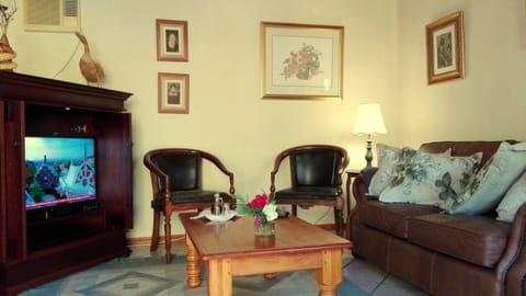 Suite with garden view | Living area | Flat-screen TV