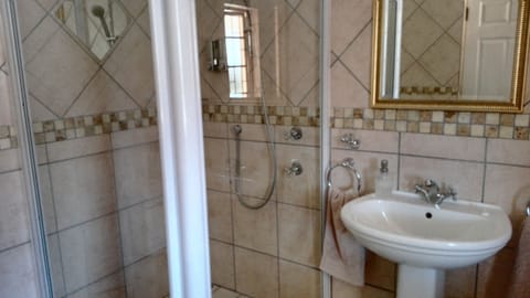 Superior double room with garden view | Bathroom | Free toiletries, hair dryer, towels