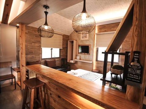 Premium Room | Desk, bed sheets