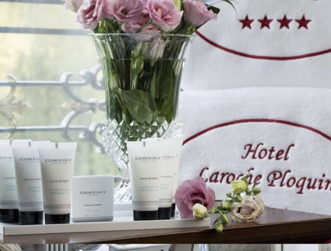 Comfort Double Room, Ensuite, Park View | Bathroom | Free toiletries, hair dryer, bathrobes, slippers