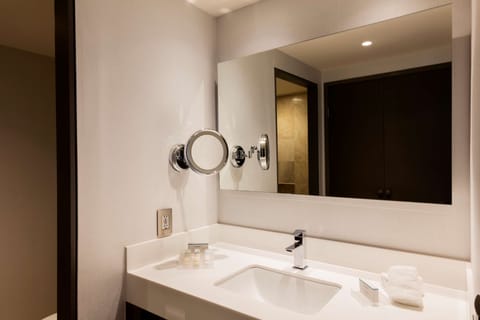 Room, 1 King Bed, Non Smoking | Bathroom | Shower, free toiletries, hair dryer, towels