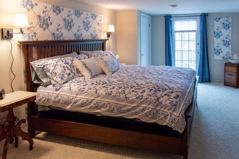 Standard Room, 1 King Bed, Non Smoking (Lamoka Room) | Individually decorated, individually furnished, iron/ironing board