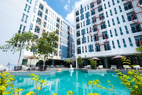 Outdoor pool, pool umbrellas, sun loungers