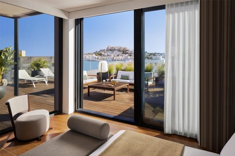 Penthouse, Terrace (Suite) | Minibar, in-room safe, desk, blackout drapes