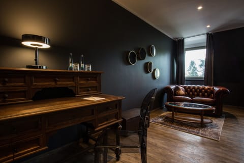 Double Room | Living area | 32-inch flat-screen TV with satellite channels, TV