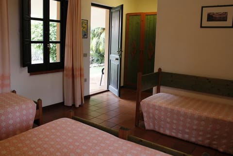 Minibar, in-room safe, desk, iron/ironing board