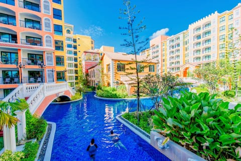 3 outdoor pools, sun loungers
