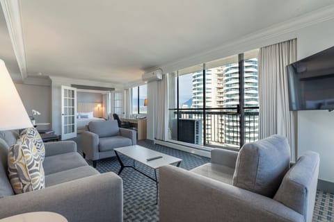 Executive Suite, 1 Bedroom, Kitchen | Egyptian cotton sheets, premium bedding, pillowtop beds, in-room safe