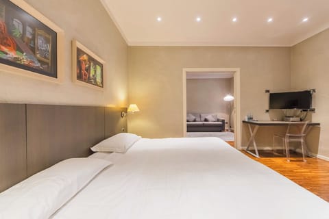 suite | Minibar, in-room safe, desk, laptop workspace