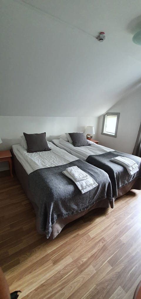 Basic Double Room, 2 Twin Beds | Desk, rollaway beds, free WiFi, bed sheets