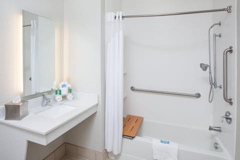 Combined shower/tub, free toiletries, hair dryer, towels