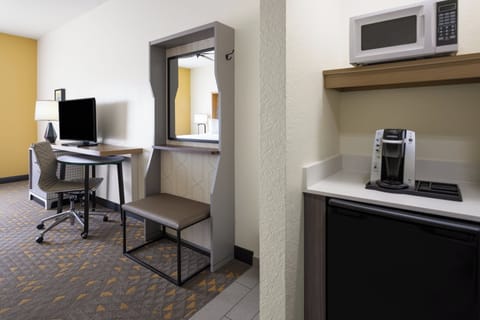 Standard Room, 1 King Bed, Accessible (Mobility Tub) | In-room safe, desk, laptop workspace, iron/ironing board