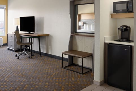 Standard Room, 1 King Bed, Jetted Tub | In-room safe, desk, laptop workspace, iron/ironing board