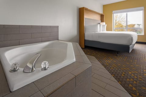 Standard Room, 1 King Bed, Jetted Tub | In-room safe, desk, laptop workspace, iron/ironing board