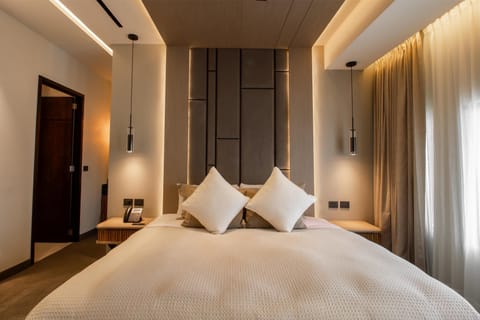 Suite, 1 King Bed, Non Smoking, Jetted Tub (2nd Floor) | Minibar, in-room safe, desk, laptop workspace