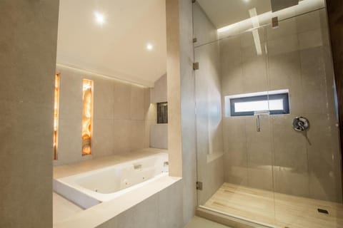 Suite, 1 King Bed, Non Smoking, Jetted Tub (2nd Floor) | Bathroom | Shower, rainfall showerhead, free toiletries, hair dryer