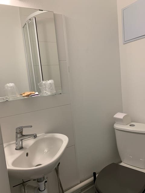 Shower, free toiletries, towels