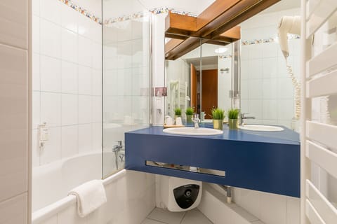 Standard Double Room | Bathroom | Shower, rainfall showerhead, free toiletries, hair dryer