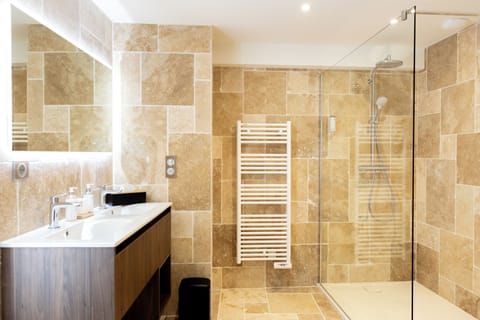 Room (Prestige) | Bathroom | Shower, rainfall showerhead, free toiletries, hair dryer
