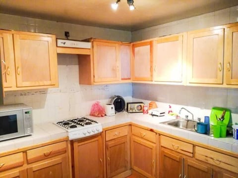 Basic Room | Private kitchen | Fridge, microwave, cookware/dishes/utensils