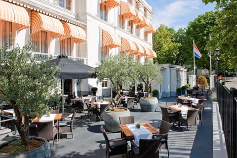 2 restaurants, breakfast served