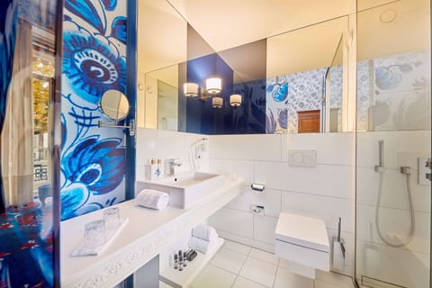 Hypo-allergenic bedding, minibar, in-room safe, desk