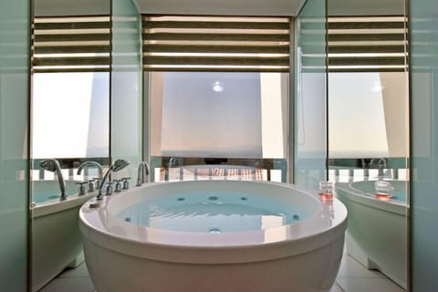 Deep soaking bathtub