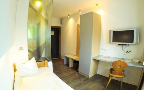 Standard Single Room, 1 Twin Bed | Hypo-allergenic bedding, desk, free WiFi