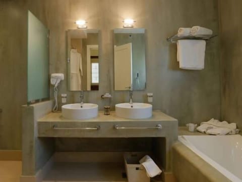 Senior Suite, Sea View | Bathroom | Designer toiletries, hair dryer, bathrobes, slippers