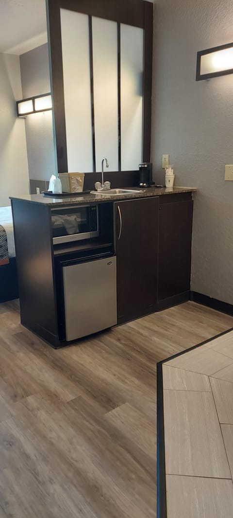 Deluxe Studio Suite, 1 Queen Bed, Non Smoking, Jetted Tub | Premium bedding, in-room safe, desk, blackout drapes