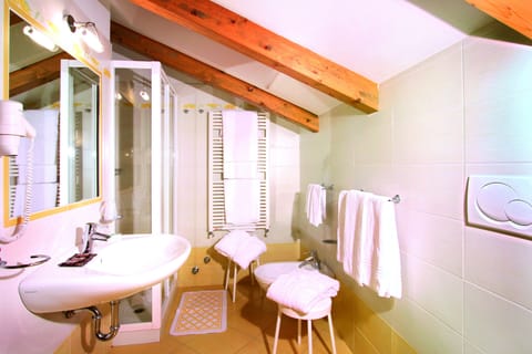 Shower, free toiletries, hair dryer, bidet