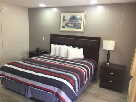 Classic Room, 1 King Bed, Non Smoking | Desk, free WiFi, bed sheets