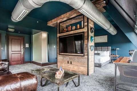 Legacy TER Suite | Premium bedding, down comforters, pillowtop beds, minibar