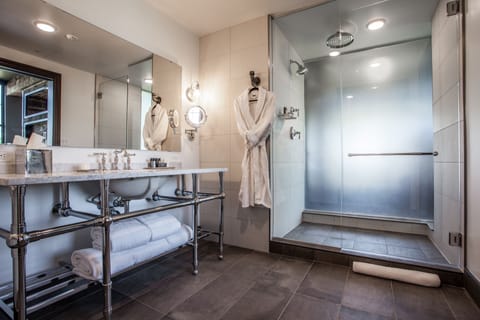 Founders Suite | Bathroom | Shower, rainfall showerhead, free toiletries, hair dryer