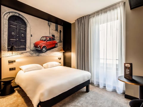 Standard Room, 1 Double Bed | 1 bedroom, pillowtop beds, in-room safe, desk